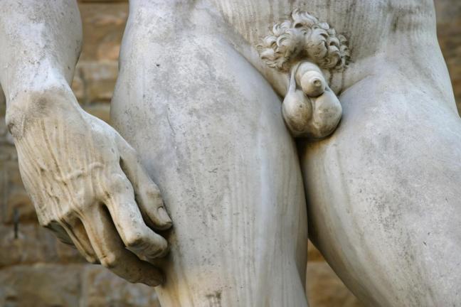 Perché le statue dei guerrieri greci hanno il pene piccolo?